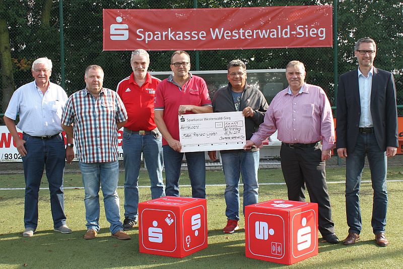 v.l. Hans-Werner Reifenscheidt (Eisbachtaler Sportfreunde), Uwe Qirmbach (Eisbachtaler Sportfreunde), Martin Schneider (SG Malberg/Rosenheim), Rainer Zeiler (SG Malberg/Rosenheim), Michael Grossmann (SG 06 Betzdorf), Horst Klein (SG Neitersen/Altenkirchen) und Peter Mohr von der Sparkasse Westerwald-Sieg bei der Spendenbergabe von 10.000 Euro Foto: jkh