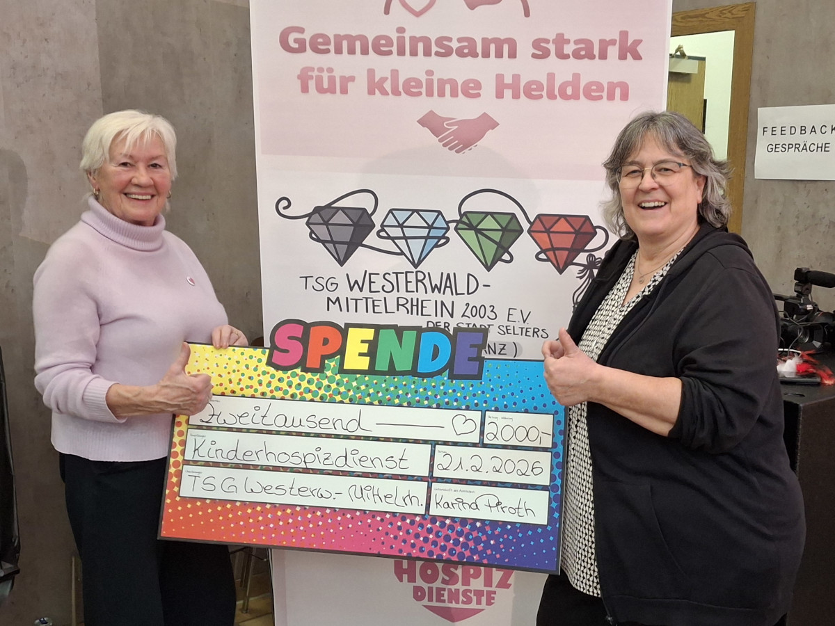 v.l.n.r.: Spenden�bergabe beim Ball der Schau- und Gardet�nze des TSG Westerwald Mittelrhein: Gerda Leonhardt (Ehrenamtliche) und Elke Bendorff-Schmitt (Ehrenamtliche) freuen sich �ber die gro�artige Unterst�tzung. (Fotos: Karina Piroth) 