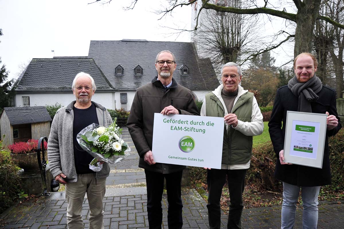 Die Flchtlingshilfe erhielt eine Zuwendung der EAM-Stiftung: (v. li.) Georg Hller, Marco Mller,Friedrich Stahl und Johannes Rudolph. (Foto: kk)