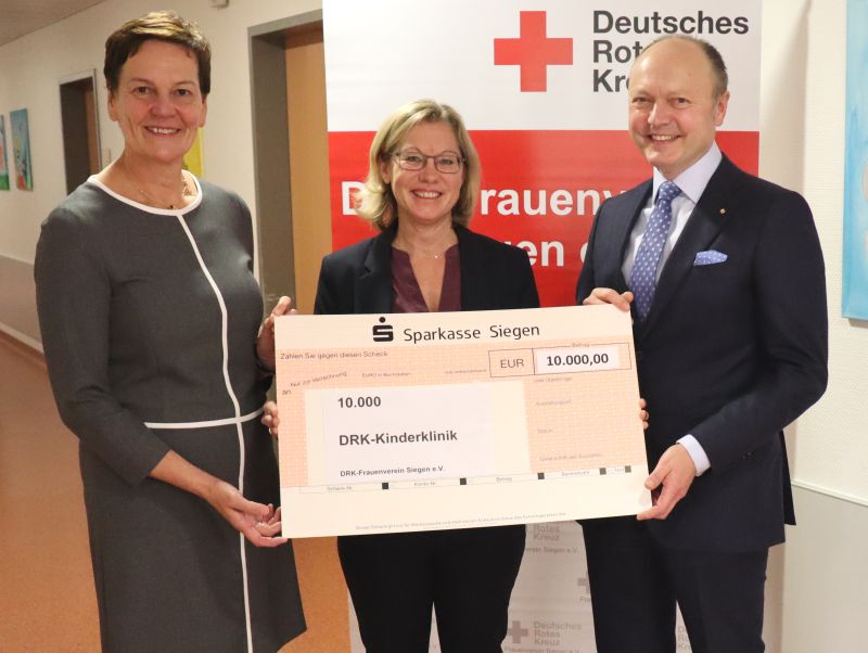 Von links: Klinik-Geschftsfhrerin Stefanie Wied, Vorsitzende des DRK Frauenvereins Sylvia Schrg und Chefarzt Dr. Gebhard Buchal. Foto: privat