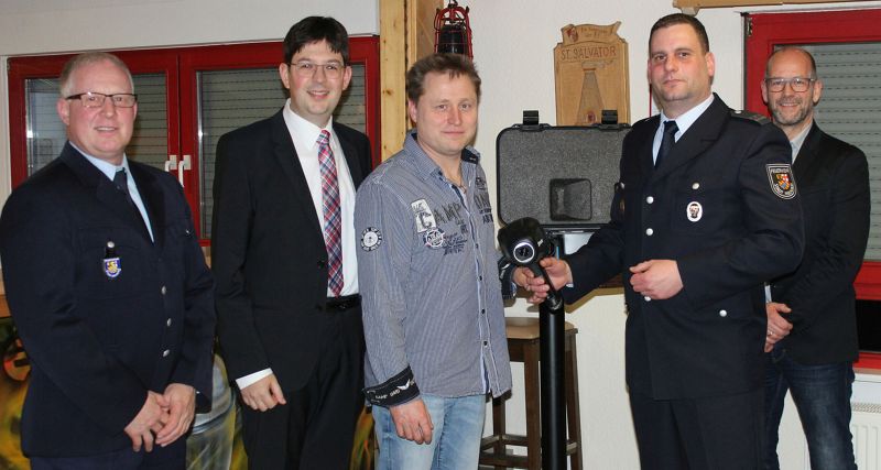 Dietmar Brning stiftete der Irlicher Feuerwehr eine Wrmebildkamera. Foto: privat