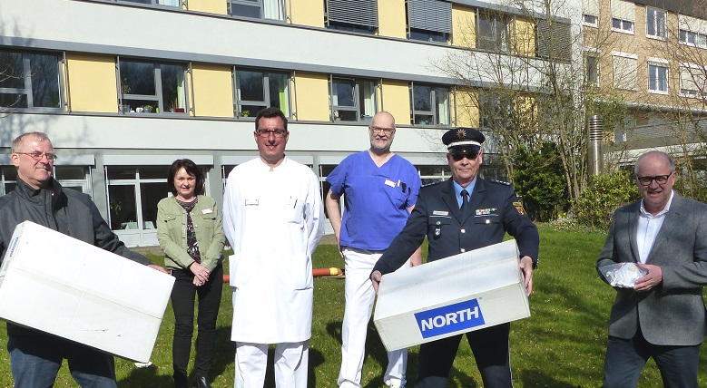 Michael Heck (links) spendete 100 hochwertige Schutzmasken fr die Fieber-Ambulanz in Altenkirchen. (Foto: Kreisverwaltung) 