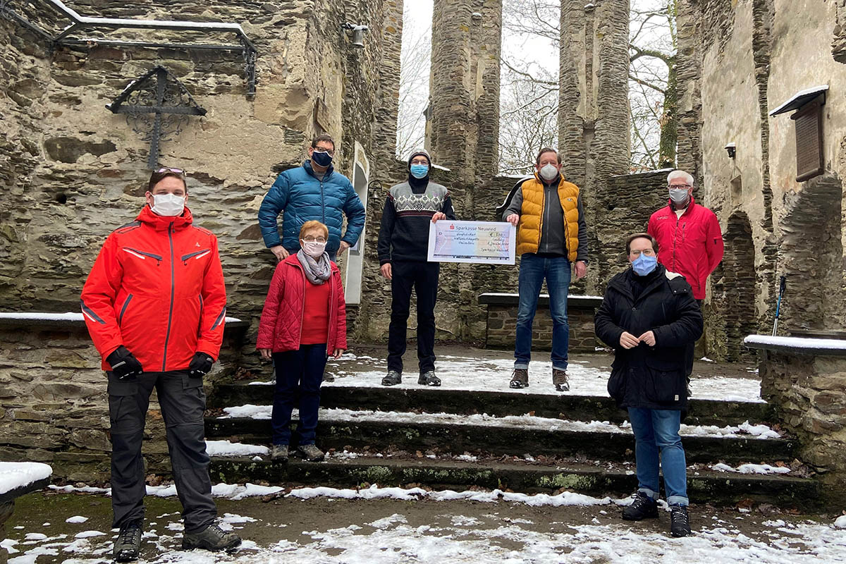 Die Vorstandsmitglieder des Frderkreises Franz-Josef Schmidt, Gnther Merz und Edith Ziegler, Gerhard Grn von der Sparkasse Neuwied und Frderer aus Heimbach-Weis Markus Blank, Pascal Badziong sowie Kurt Khn aus Isenburg. Foto: privat
