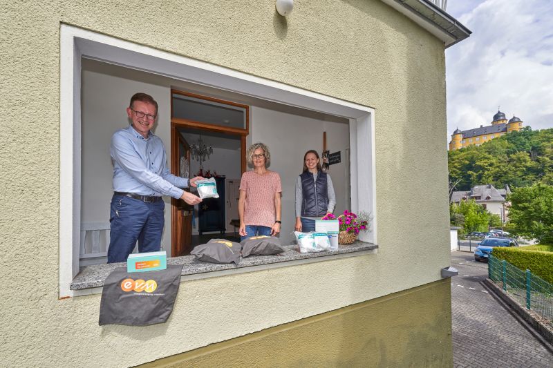 Marcelo Peerenboom (von rechts) berreichte Schutzausrstung an Bettina Endres-Muschalle und Lisa Helmis. Foto: Sascha Ditscher/evm