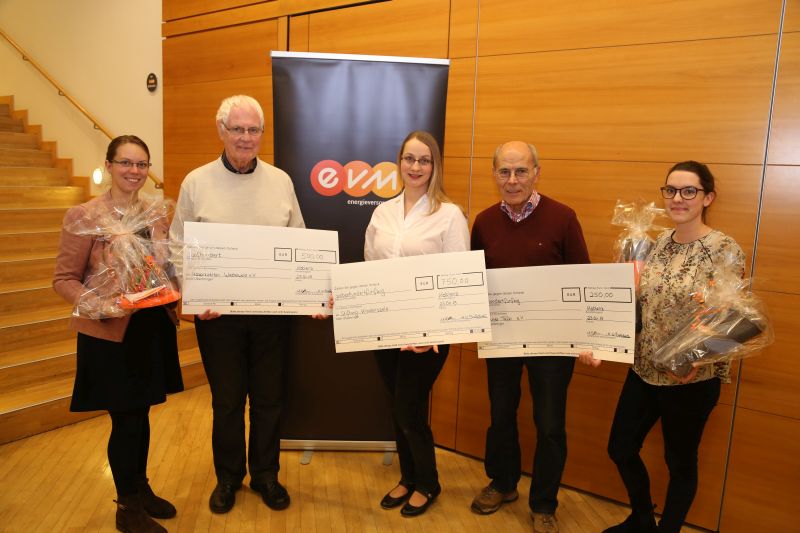 Freuen sich ber die Spende: Heinz-Peter Rffin, Hospizverein Westerwald, Madita Klein, Stiftung Kinderseelen, und Bernd Liebler, Dauner Tafel, nehmen den Spendenbetrag von Nina Baldus und Hanna Jahnen, EVM, entgegen. Foto: EVM
