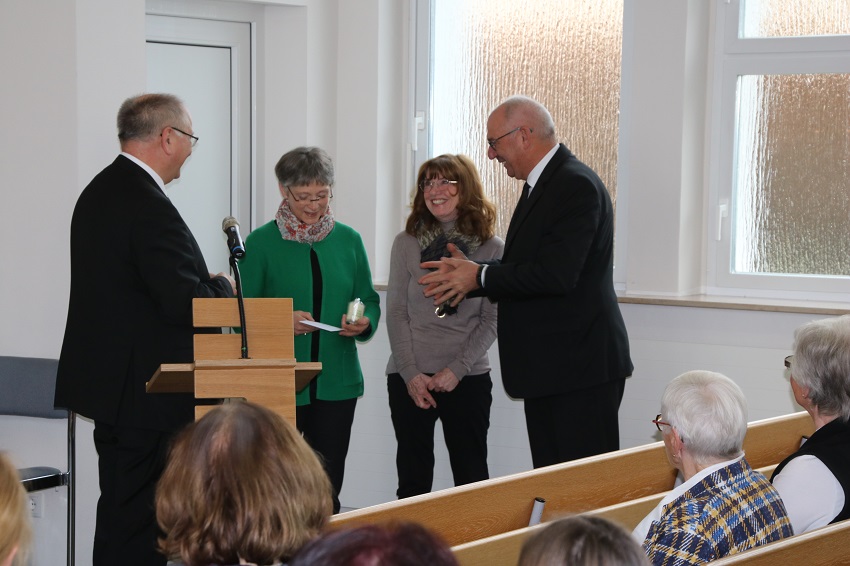 Bei der Spendenbergabe (Foto: Hospizverein Altenkirchen e.V.)