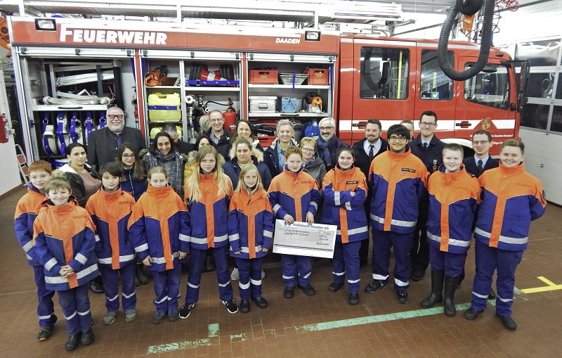 Die Jugendfeuerwehr freut sich ber die Spende. (Foto: Verbandsgemeindefeuerwehr Daaden-Herdorf)