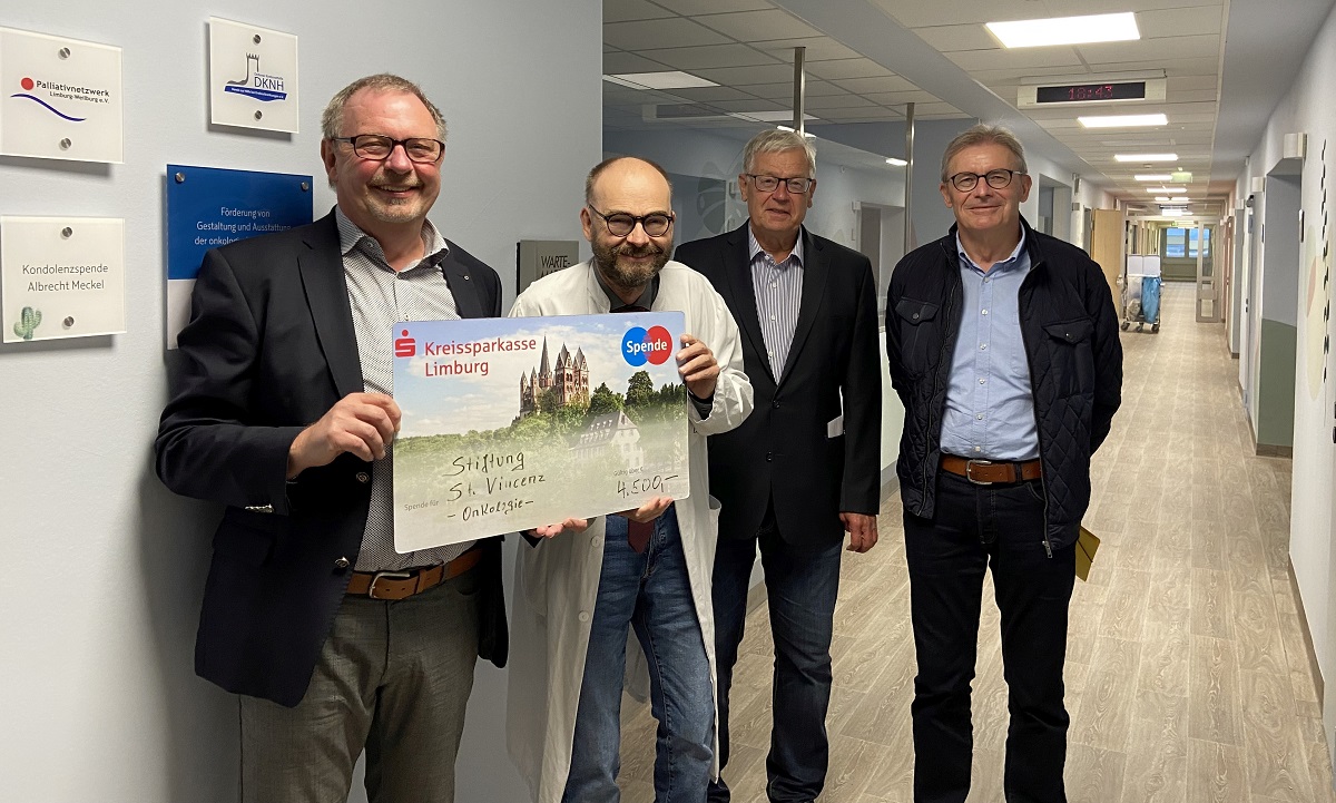 Von links: Peter Jefremow, Vorsitzender des Palliativnetzwerks, Chefarzt Prof. Dr. Thomas Neuhaus, Stiftungsvorstand Martin Richard und der Schatzmeister des Palliativnetzwerks, Erhard Becker. (Foto: privat)