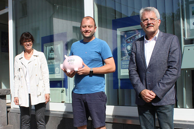 Anita Ludwig, Manuel Jung und Hans-Peter Knossalla (von links) bei der Spendenbergabe. Foto: Hospizverein
