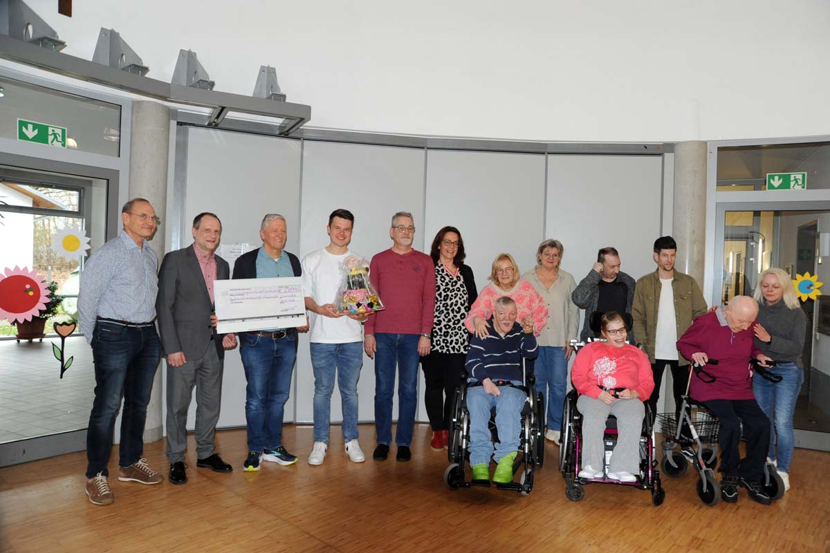 Alle freuen sich �ber die Spende - Gerlinde R�der (5. v. re.) und Andrea Bischoff (6. v. re.) (Bilder: kk�)