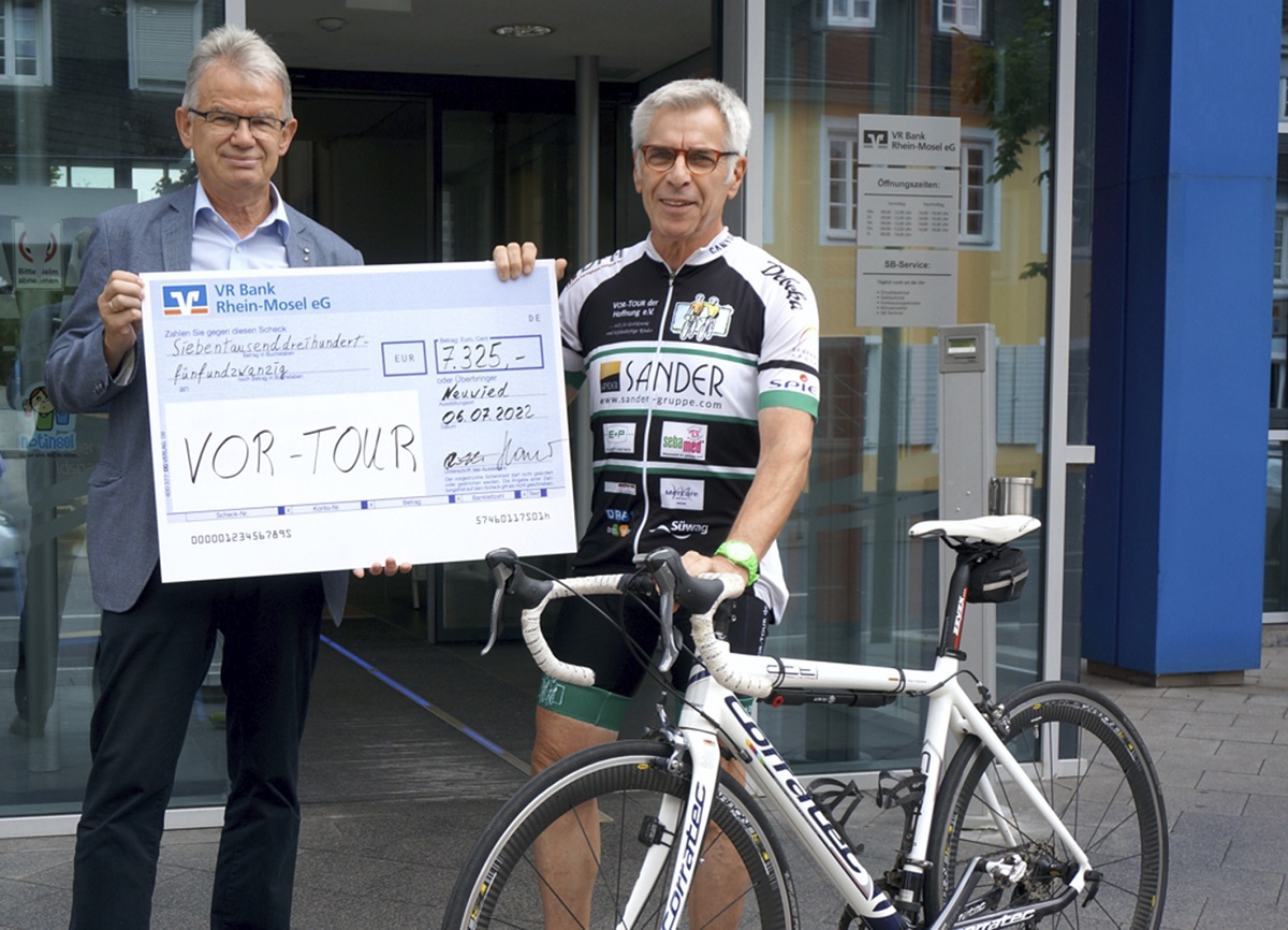 Andreas Harner (links) bei der Spendenbergabe an Hans-Hermann Walkenbach (ehemaliger VR-Bank Mitarbeiter und langjhriger Tourteilnehmer). (Foto: VR Bank Rhein-Mosel eG)