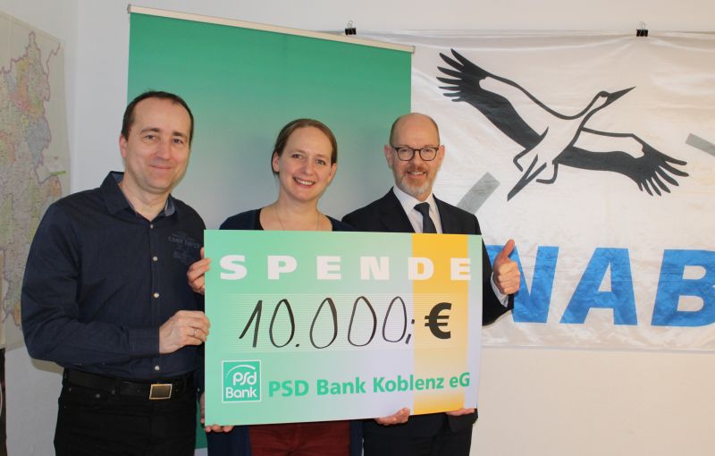 Bernd Schittler, Vorstandsvorsitzender, und Guido Nrdershuser, Aufsichtsratsmitglied der PSD Bank Koblenz eG bergeben am 20. Januar einen Spendenscheck an Cosima Lindemann, Vorsitzende des NABU Rheinland-Pfalz. Foto: Dorothee Dmig