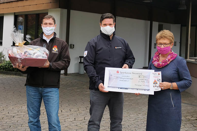 Krankenhausoberin Therese Schneider bergibt den Spendenscheck an Stefan Eutebach (Mitte) und Carsten Groth, beide Vorstandsmitglieder der BRH Rettungshundestaffel Westerwald. Foto: Marienhaus
