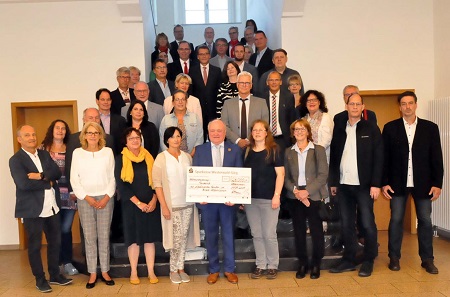 Landrat Lieber mit dem Scheck (mitte) und alle Vertreter der Schulen und der Stiftung (Foto: kk)