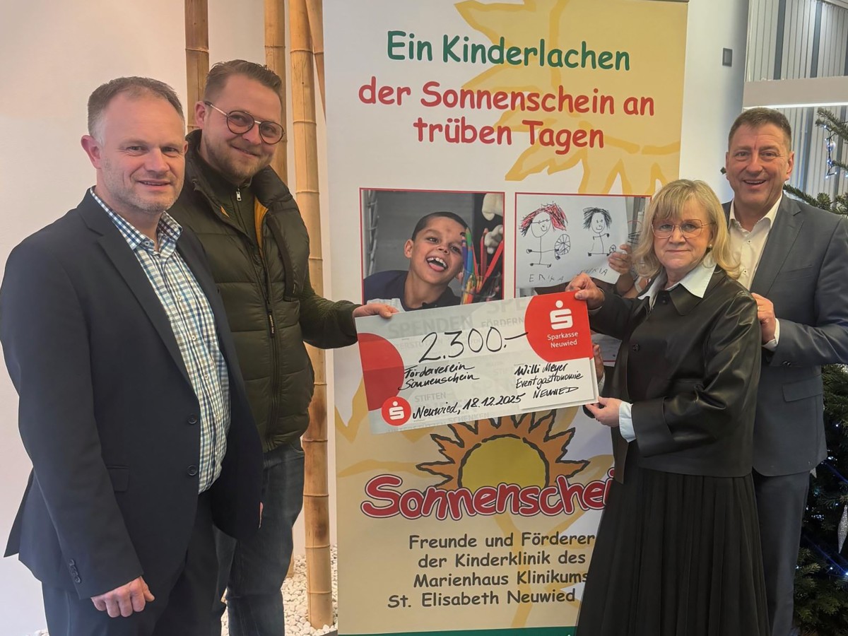 Von links: Neuwieds Oberb�rgermeister Jan Einig und Philipp Meyer �bergaben den Spendenscheck an Ulrike B�rder-Sauerbrei und Dr. Marc Bohr vom F�rderverein Sonnenschein. Foto: Christian Balthasar