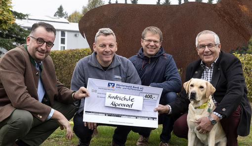 Freude ber die Spenden: (von links) Stefan Weber (Vorsitzender Frderverein Wildpark), Ingo Rudnick (Hundeschule Alpenrod) sowie Bernd Becker und Ernst-Emil Nies (Vorstand des Frdervereins). (Foto: privat)