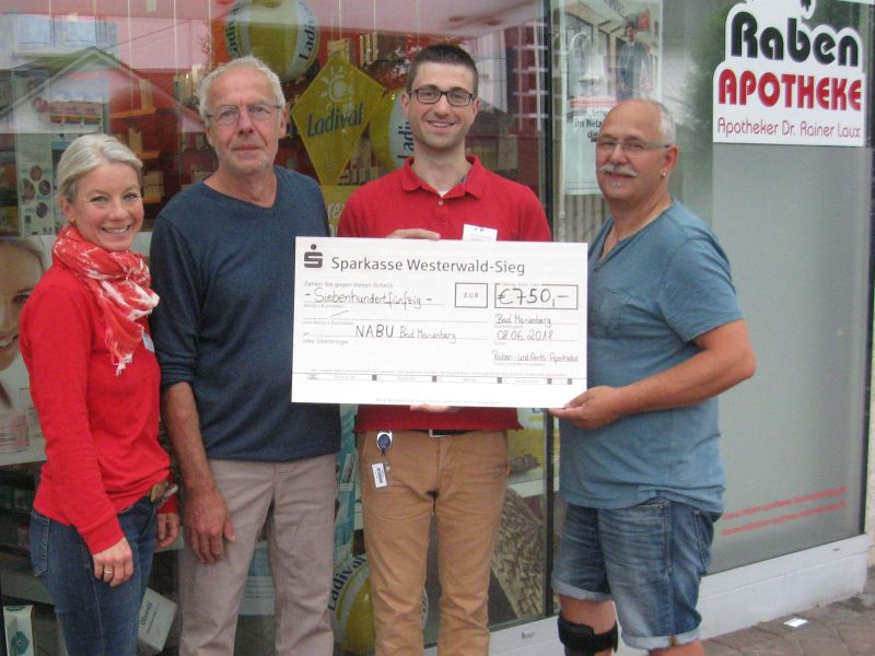 Spende an NABU: Dr. Ulrike Engel (Raben-Apotheke), Ludwig Schrg (1. Vorsitzender NABU Bad Marienberg), Adrian Arnold (Filialleiter Raben-Apotheke), Markus Schell (2. Vorsitzender NABU Bad Marienberg). Foto: privat