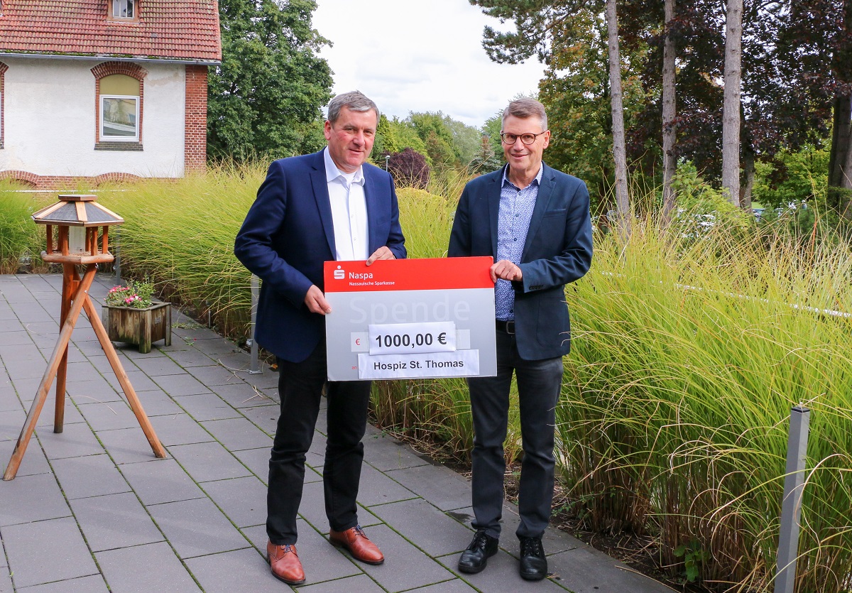 Pfarrer Winfried Karbach bergibt 1.000 Euro Spende an das Hospiz St. Thomas. (Foto: privat)