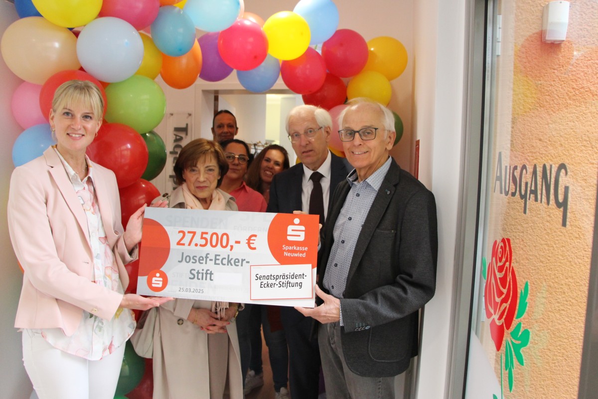 Jasmin Becker, Christa Bergerhausen, Kai Uwe Ritter, Georg Schuhen dahinter die Mitarbeiterinnen der Tagespflege: Jessica Yazan, Stella Kuoamiti, Vanessa Schnbach (Foto: Leonie Reis/Josef-Ecker-Stift)