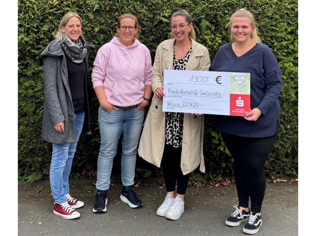 Stellvertretend fr die Mitarbeiter der Verbandsgemeindeverwaltung berreichten Tanja Weger, Janine Weitz und Christina Kipping den Scheck an Ramona Fischer. (Foto: Verbandsgemeindeverwaltung Wissen)