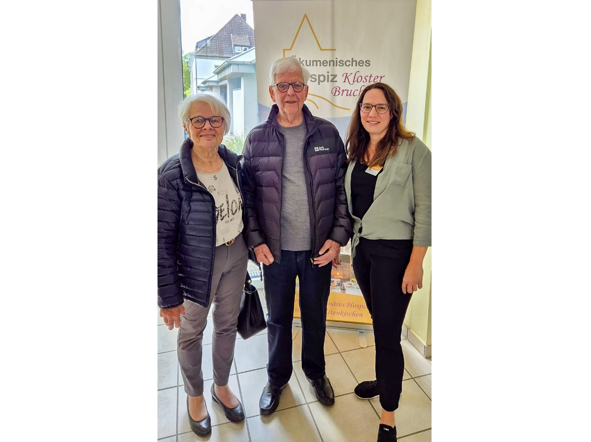 Spendenbergabe im kumenischen Hospiz Kloster Bruche (von links): Anneliese und Norbert Mller mit Mareike Beichler vom Sozialdienst der Einrichtung. (Foto: Diakonie in Sdwestfalen)