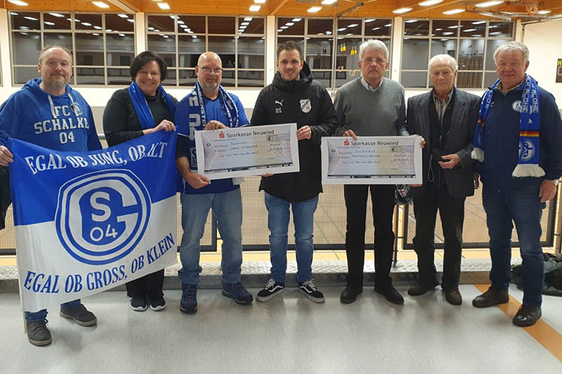 Hans-Peter Knossalla (3.v.re.) und Horst Roth (2.v.re.) vom Neuwieder Hospizverein konnten 300 Euro von den Schalke Fans entgegennehmen. Foto: privat