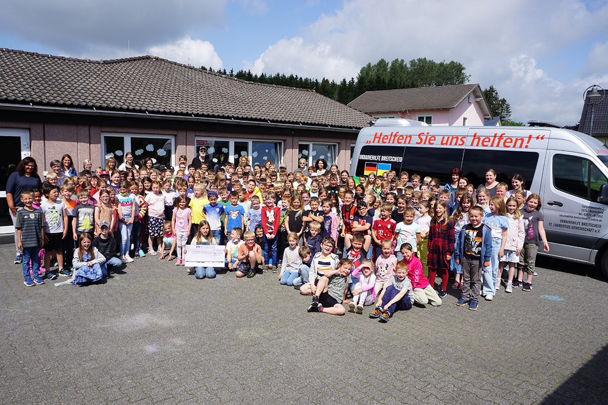 Spendenbergabe des Friedenslaufs der Kinder der Grundschule Hoher Westerwald