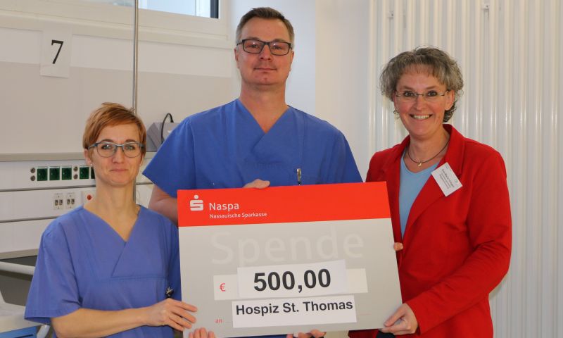 Antje Zech, Christian Weber und Hospizleiterin Eva-Maria Hebgen bei der Spendenbergabe im Herz-Jesu-Krankenhaus. Foto: Dernbacher Gruppe Katharina Kasper
