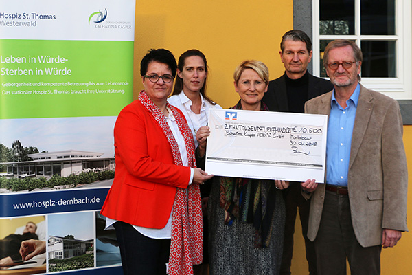 (v.l.): Elisabeth Disteldorf (Geschftsfhrerin Katharina Kasper HOSPIZ GmbH), Pia Eiden (Verkaufsleiterin Hotel Schloss Montabaur), Yvonne Zimmermann (Vorstandsvorsitzende Akademie Deutscher Genossenschaften ADG), Ralf Kleinheinrich (Hoteldirektor Hotel Schloss Montabaur) und Dr. Andreas Wechsung (Chefarzt der Klinik fr Ansthesie-, Intensiv- und Palliativmedizin des Herz-Jesu Krankenhauses in Dernbach und Schatzmeister des Hospizvereins Westerwald e.V.) bei der Spendenbergabe im Hotel Schloss Montabaur.