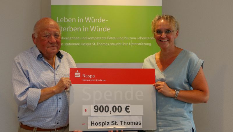 Dieter Dnnes bergibt seine Spende an das Hospiz St. Thomas. Foto: privat