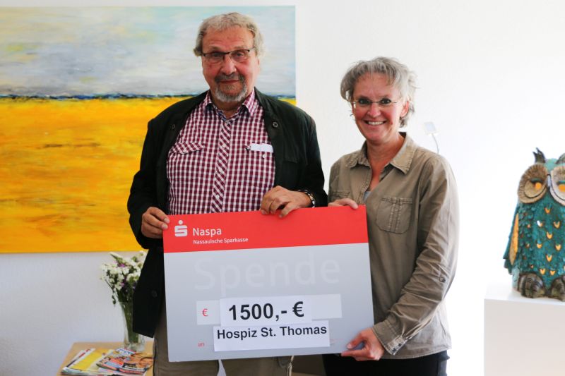 Herbert Herborn und Eva-Maria Hebgen bei der Spendenbergabe im Hospiz St. Thomas. Foto: Dernbacher Gruppe Katharina Kasper