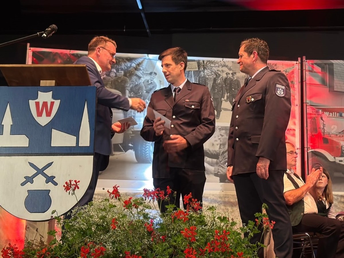 Ulf Ludwig �berreichte die Spende an J�rg W�rsd�rfer, Vorsitzender des F�rdervereins der Freiwilligen Feuerwehr Wallmerod e.V., und Wehrf�hrer Marco Schaaf (Foto: Wendelin Weiand)