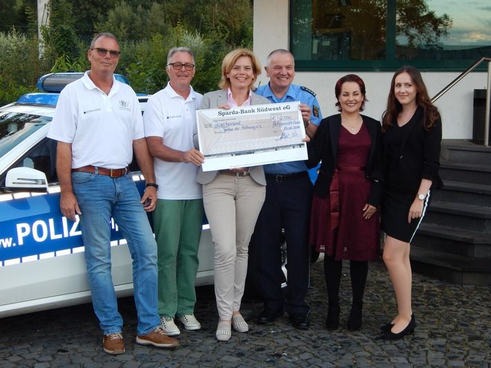 Von links: Ralf Prtner,  Jrgen Grnwald, Julia Klckner, Hans-Joachim Eggert, Annika Kurz und Marie-Sophie Nix (fr Gewinnsparverein der Sparda Bank Sdwest, Filiale Montabaur). Foto: privat
