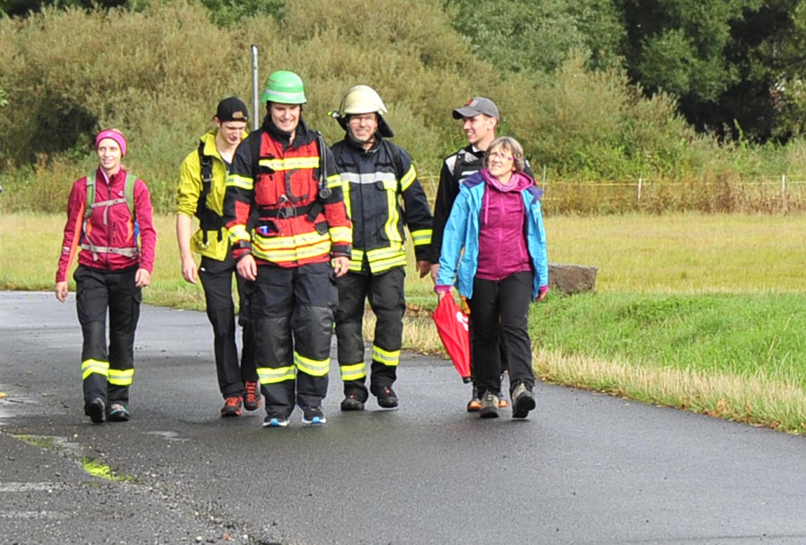 Die Wanderer um Gerrit Lindlein (Mitte mit grnem Helm) erreichen Neitersen. (Fotos: kk)
