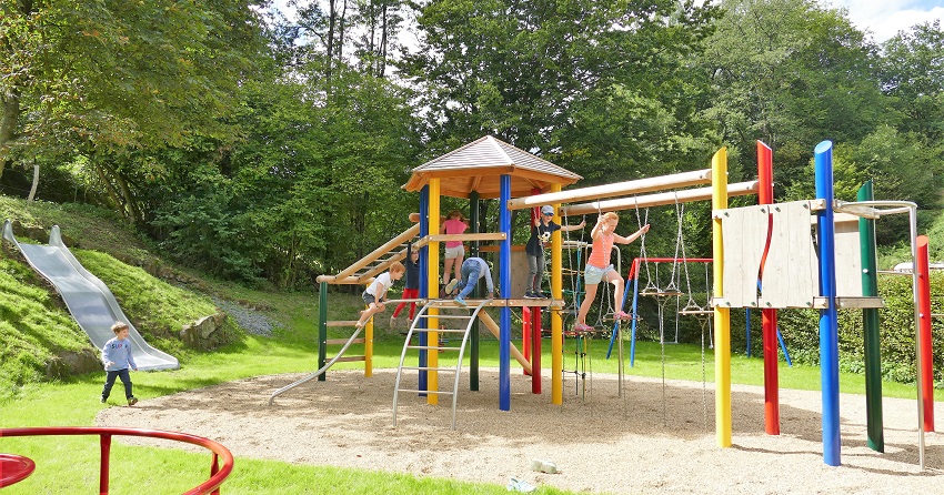 Bereits am Erffnungstag hatten die Kinder Spa auf dem neuen Spielplatz. (Foto: ma)