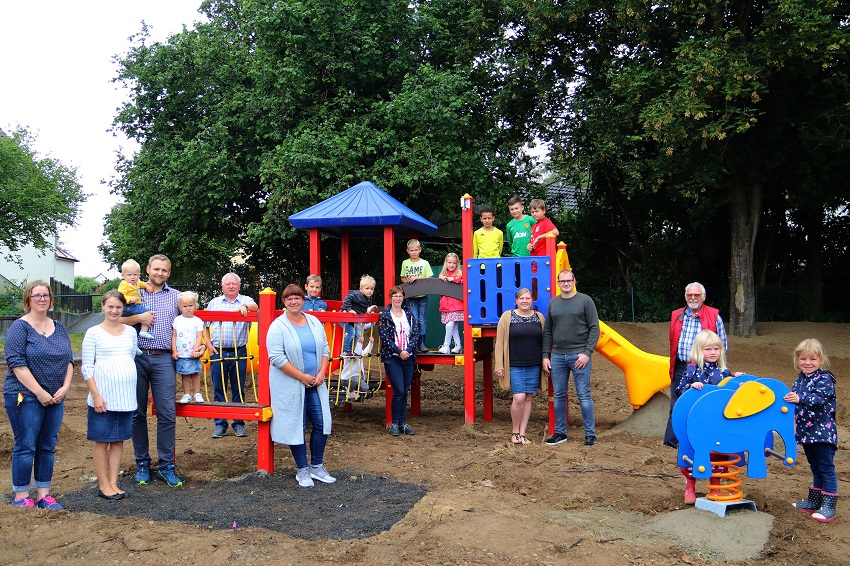 Ortsbürgermeister Udo Seidler mit dem Dorfnachwuchs und den Eltern bei der Vorstellung des Spielplatzes „Am Dorfplatz“ in Pracht. (Foto: Ortsgemeinde)