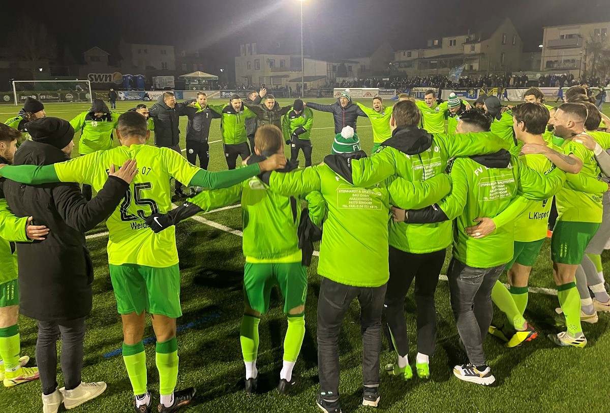 Ein Team: Der FV Engers prsentiert sich geschlossen und hatte in den vergangenen Wochen viel zu jubeln. Mittlerweile steht die Watzlawik-Elf auf dem zweiten Platz der Oberliga. (Foto: FV Engers)