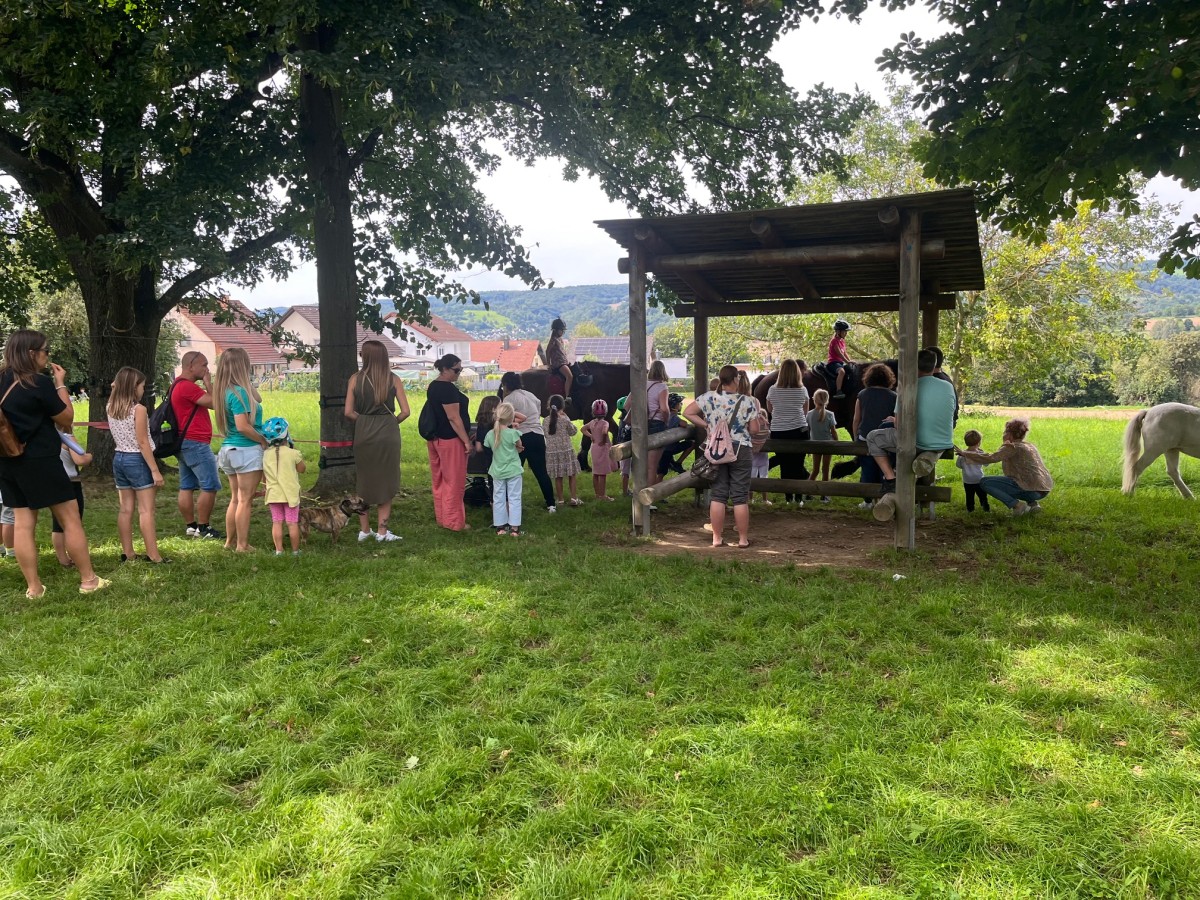 Ponyreiten beim Spielfest (Foto: Esther Bitterling-Jungbluth)