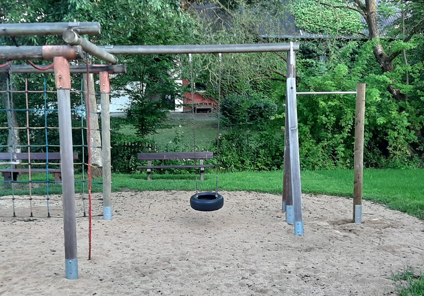 Auf dem Spielplatz in Michelbach (Fotos: Ortsgemeinde)