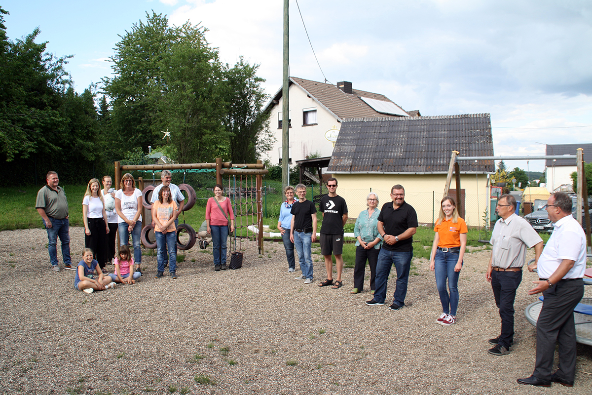 Kim Bungarten (3. von rechts) stellte in Hussen die Plne fr eine Umgestaltung des Spielplatzes vor. Bankvorstand Martin Leis und Ortsbrgermeister Franz-Peter Dahl (von rechts) sind froh, dass dieses Projekt nun Gestalt annimmt. Foto: Peerenboom/Raiffeisenbank Neustadt
