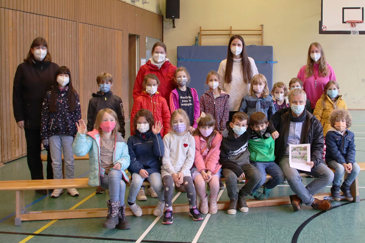 In der Turnhalle der Schule Am Reichenberg traf sich Brgermeister Otto Neuhoff (sitzend) mit den Kindern der OGS (hier nur ein Teil)  die Betreuerinnen v. l.: Ulrike Krmer, Kathrin Krmer, Silvia Zoric, und Maya Majchszak. Foto: Stadt Bad Honnef