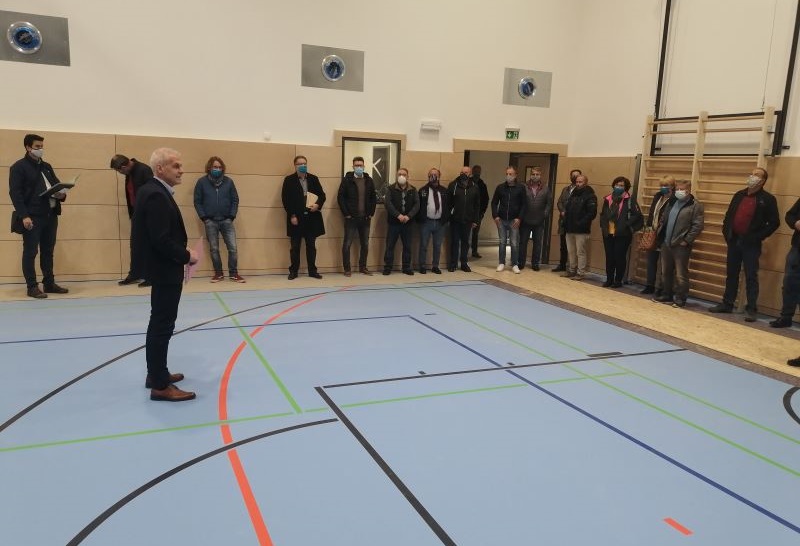 Ortstermin in Weyerbusch: Die Mitglieder des Bau- und Umweltausschusses besichtigten die neue Sporthalle in Weyerbusch, die Ende des Jahres fertiggestellt sein soll. (Foto: hak)