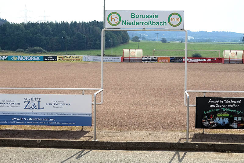 Blick auf das noch aktuelle Spielgelnde des FC Borussia Niederrobach. In wenigen Wochen wird der Rote Sand, immerhin 47 Jahre Spielflche, durch ein krftiges Grn, einen Kunstrasenplatz, abgelst. Foto: Willi Simon