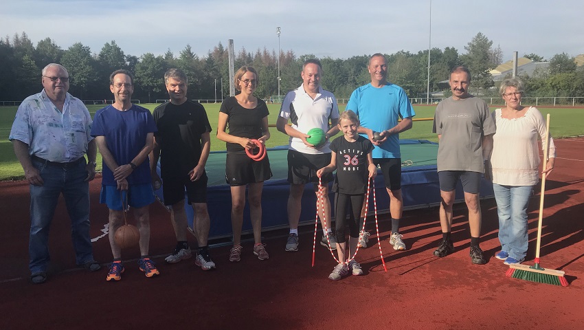 Klaus Buchner, Torten Jger, Gerd Zimmermann (DOSB Prfer), Janina Strunk, Jens Spornhauer, Lara Spornhauer, Michael Jung (2. Geschftsfhrer), Ralph Bhmer (DOSB Prfer), Kerstin Tietz (Vizeprsidentin) (Foto: VfL Kirchen)