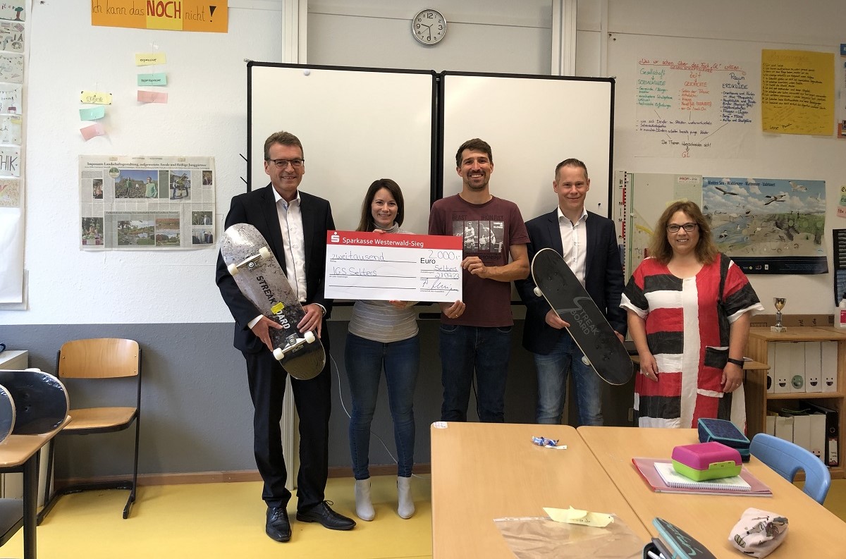Von links: Dr. Andreas Reingen, Katharina Dahlem, Christian Klaus, Christian Lichtenthler, Anne Benkwitz. (Foto: Sparkasse Westerwald-Sieg)
