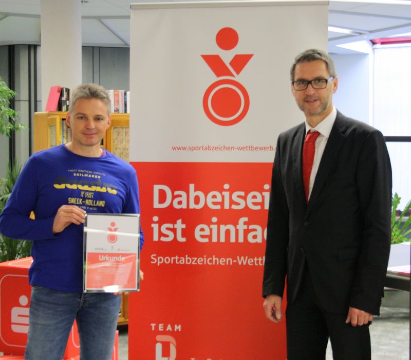 Dieter Nickol (l.) vom Judo- und Ju-Jutsu Verein Daaden erhlt den Preis von Peter Mohr, Leiter Marktsteuerung der Sparkasse Westerwald-Sieg. Foto: Sparkasse