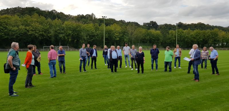 Da fehlt nur noch der Schiedsrichter: Der Sportausschuss warf auch einen Blick auf die sanierten Anlagen im Stadion in Brdenbach-Bruch. (Foto: privat)