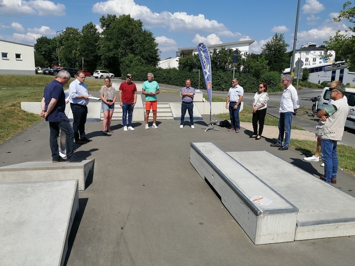 Besichtigung einer noch fast neuen Anlage: Der Sportausschuss machte sich ein Bild vom Skate- und Bikepark auf der Altenkirchener Glockenspitze. (Foto: vh)