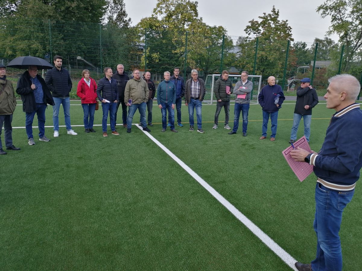 Abstecher nach Weyerbusch: Sportausschuss begutachtet neues Kleinspielfeld