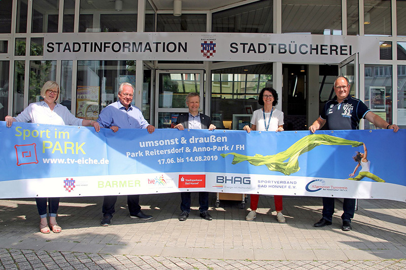 Foto aus 2019: Im Park Reitersdorf wird Sport fr alle geboten  v. l.: Marita Weinberg (Vorstandsvorsitzende TV Eiche),  Michael Dengler (Geschftsstellenleiter Bad Honnef der BARMER), Brgermeister Otto Neuhoff, Margit Rfner-Bahne (Campusleiterin der Internationalen Hochschule) und Norbert Grnenwald (Fachdienstleiter Sport und Kultur). Foto: privat